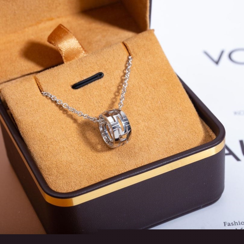 Bo*te*ga venenta necklaces